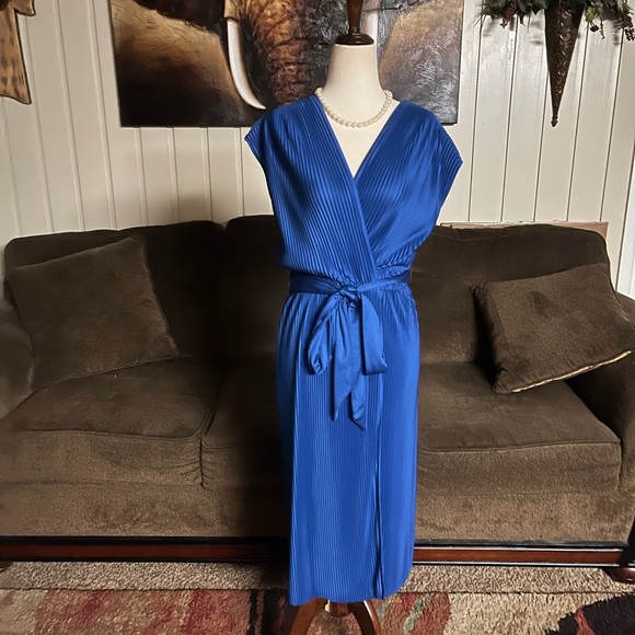 Lean On Klopman • Vintage • 1970’s • USA • Size 8 • Blue • Pleated • Dress - Picture 2 of 16